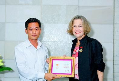 Trao Kỷ niệm chương cho bà Jane C. Hughes, nguyên Trưởng Đại diện tổ chức Hội đồng Dân số tại Việt Nam