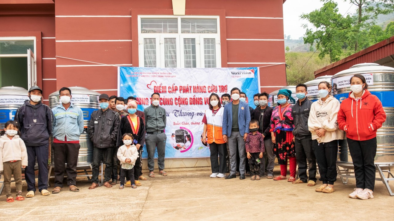 Điện Biên: 50 hộ gia đình được nhận téc chứa nước do World Vision Việt Nam tài trợ