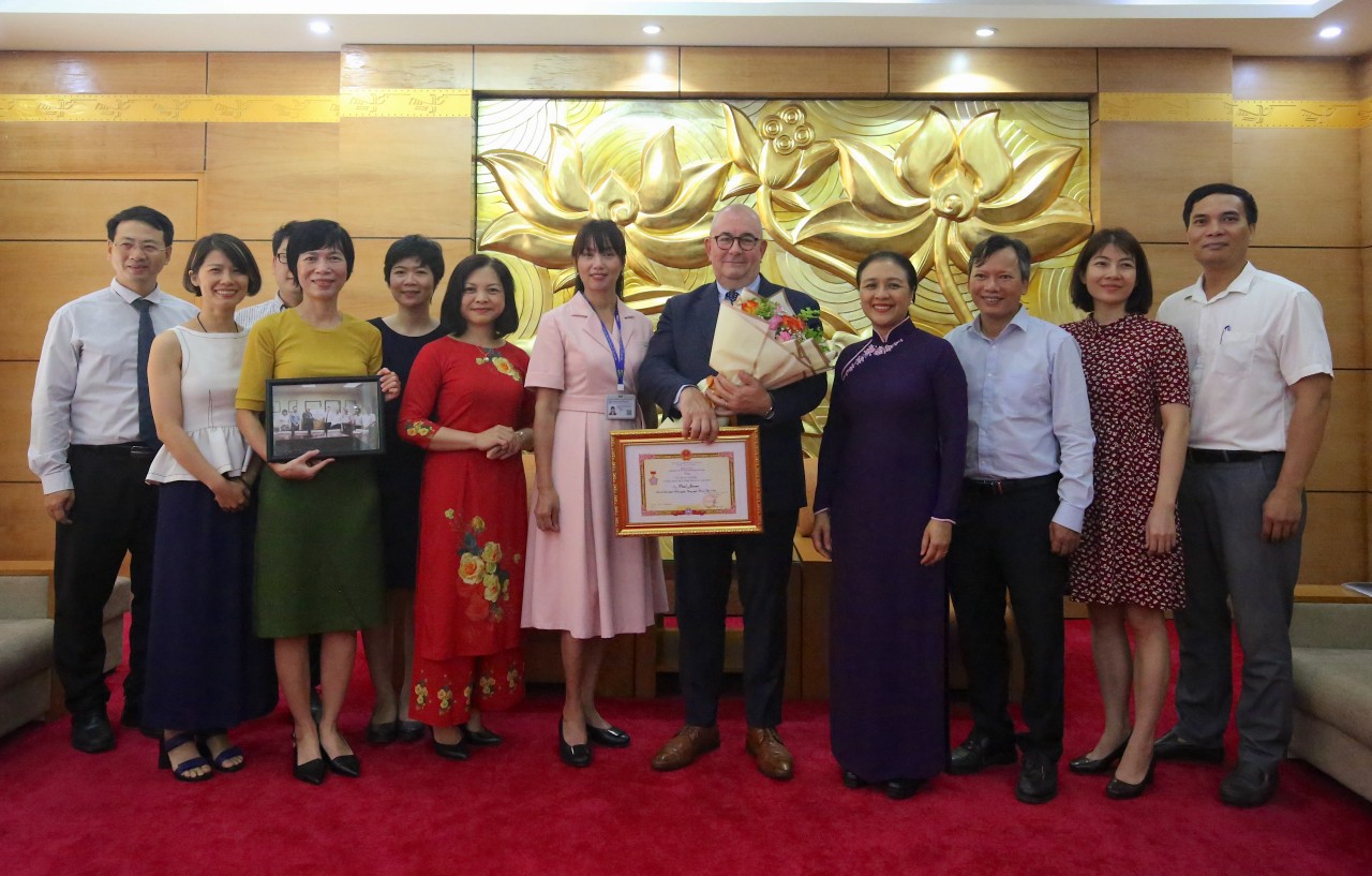 Trao tặng Kỷ niệm chương “Vì hòa bình, hữu nghị giữa các dân tộc” cho Đại sứ Bỉ tại Việt Nam