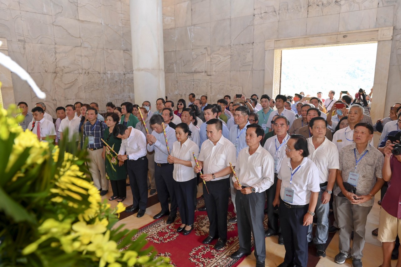 Đoàn đại biểu Liên hiệp các tổ chức hữu nghị Việt Nam và các tổ chức thành viên dâng hương, báo công với Bác tại Pác Bó