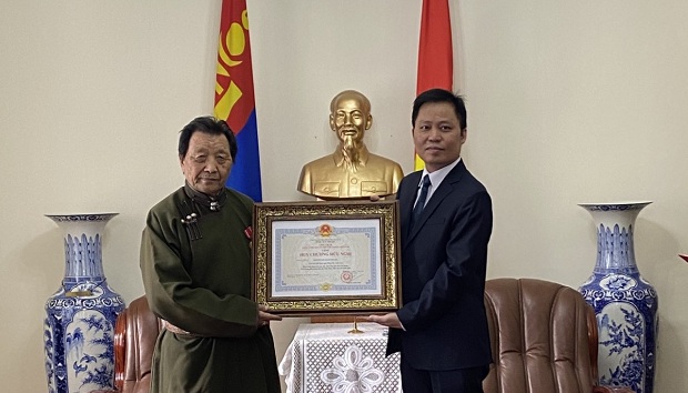 Trao tặng Huy chương Hữu nghị cho Chủ tịch Hội Hữu nghị Mông Cổ - Việt Nam