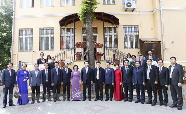 Chủ tịch Quốc hội gặp mặt cộng đồng người Việt Nam tại Hungary