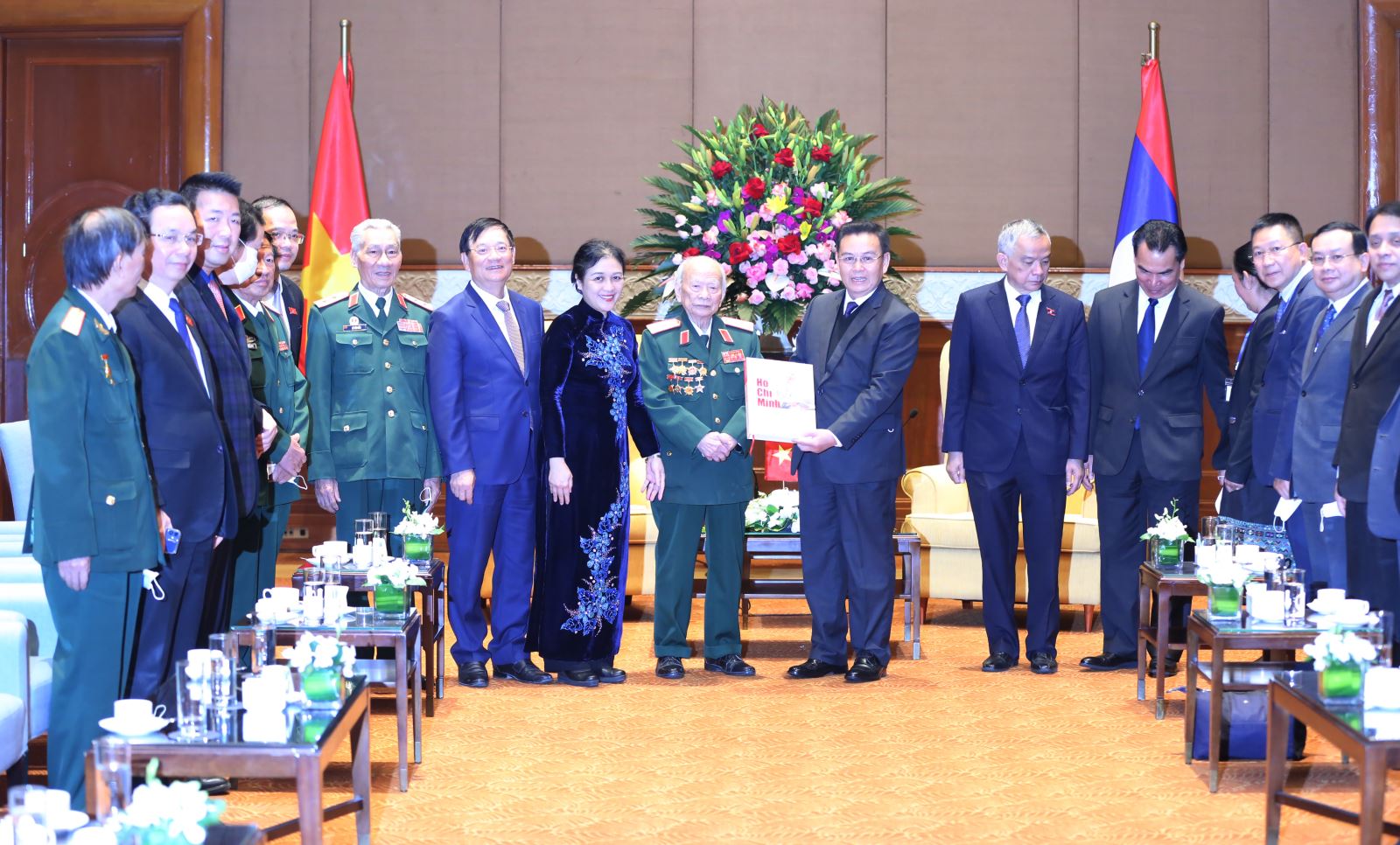 Chủ tịch Quốc hội Lào tiếp đoàn đại biểu Hội hữu nghị Việt Nam - Lào