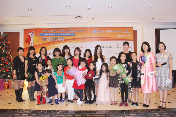 Ban Tổ chức tặng hoa các cháu thiếu nhi tham gia Cuộc chạy vì trẻ em Hà Nội 2016 (Photo: TV)