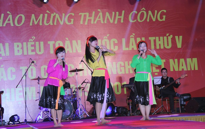 Văn nghệ chào mừng Đại hội.