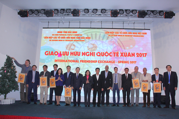 Đại biểu chụp ảnh kỷ niệm tại buổi giao lưu hữu nghị quốc tế năm 2017