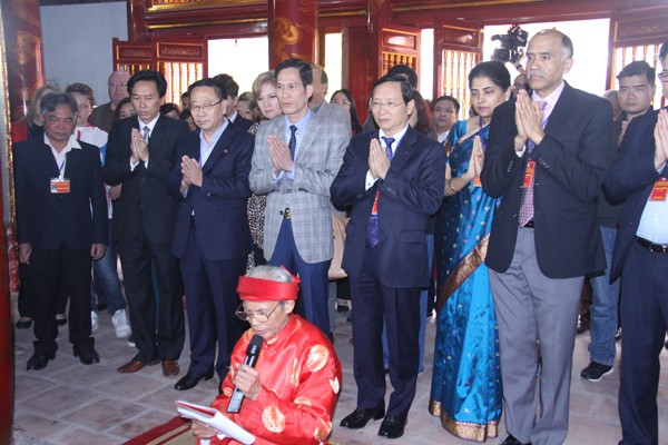 Đại biểu làm lễ dâng hương tại Lăng Kinh Dương Vương.