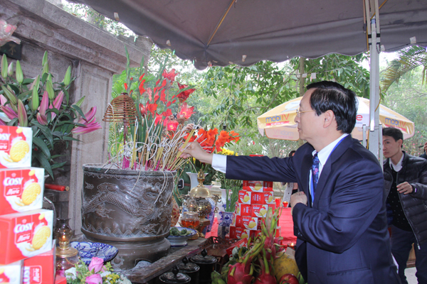Phó Chủ tịch Liên hiệp Bùi Khắc Sơn thắp hương tại Lăng Lăng Kinh Dương Vương.