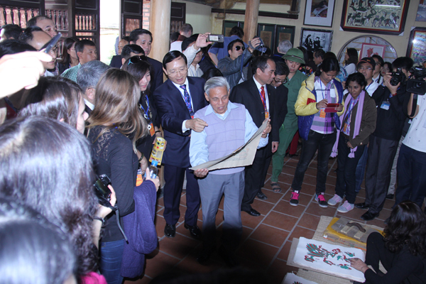Nghệ nhân Nguyễn Đăng Chế chia sẻ về Lịch sử làng nghề và các thức làm ra một bức tranh Đông Hồ.