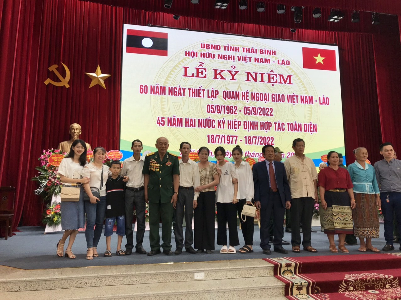 Nghĩa tình quân dân Việt - Lào