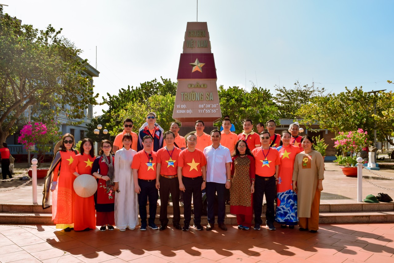 Đoàn công tác của Liên hiệp các tổ chức hữu nghị Việt Nam thăm huyện đảo Trường Sa