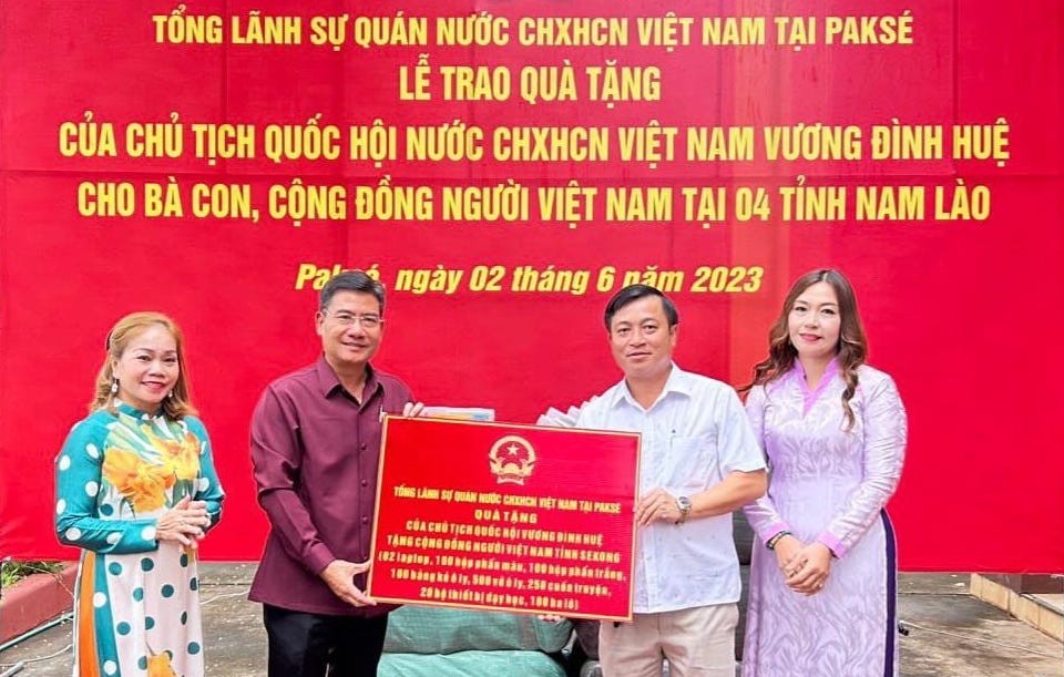 Kiều bào ở các tỉnh Nam Lào được nhận những món quà phục vụ học tiếng Việt