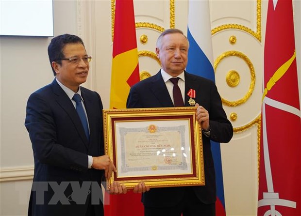 Trao huân chương Hữu nghị cho Thống đốc thành phố St. Petersburg, Nga