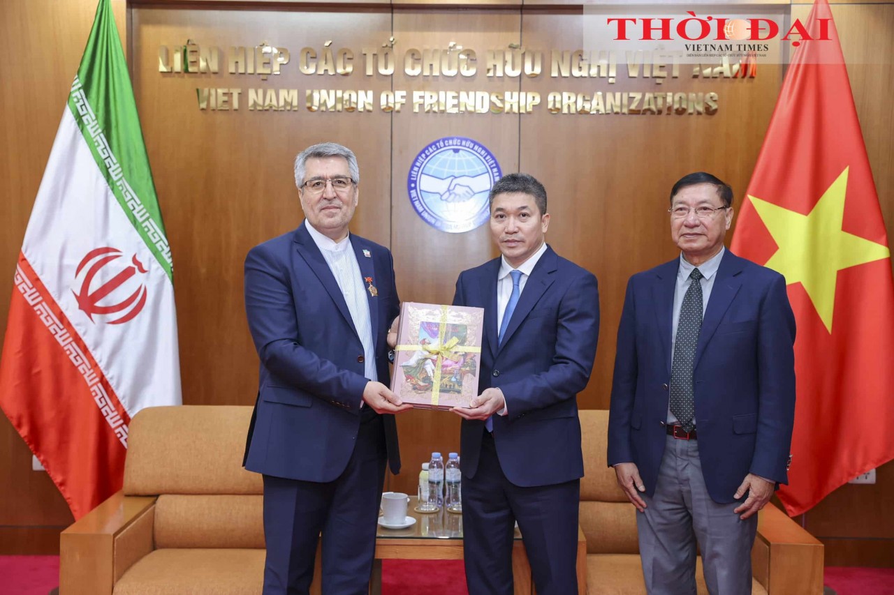 “For Peace and Friendship among Nations” Medal Presented to Iranian Ambassador to Viet Nam