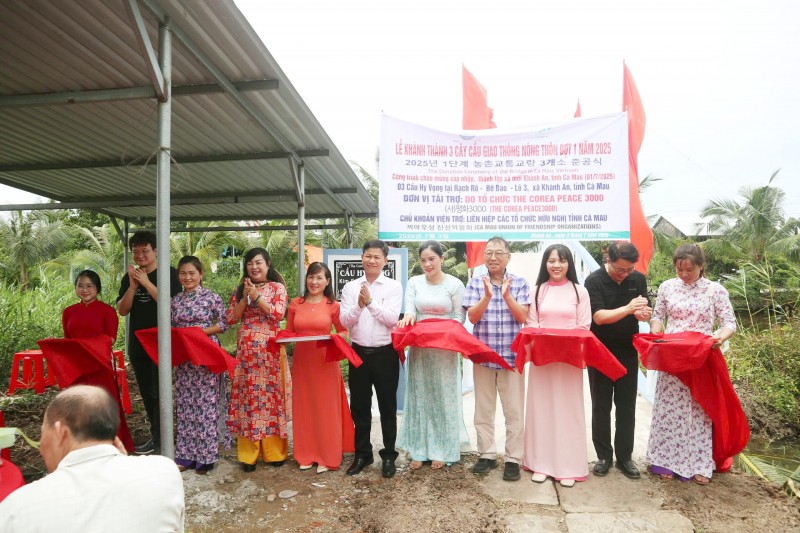 Trao nhà hữu nghị và khánh thành 3 cầu giao thông nông thôn tại Cà Mau