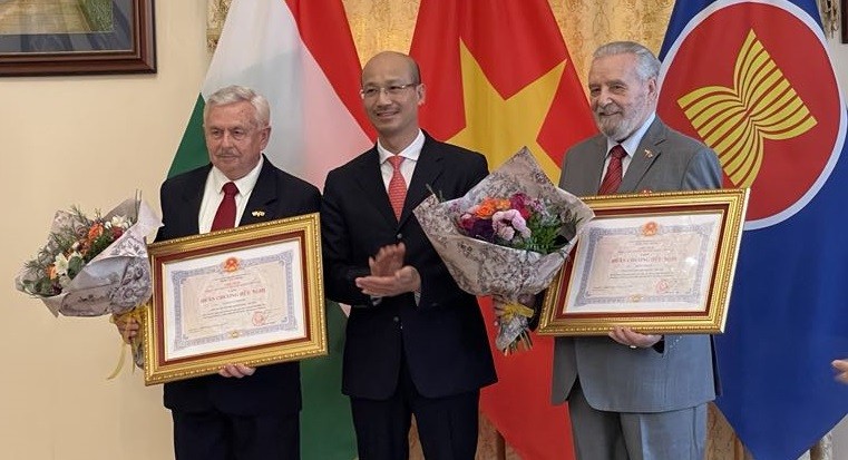 Botz László - Sĩ quan Hungary và sứ mệnh quốc tế tại Việt Nam
