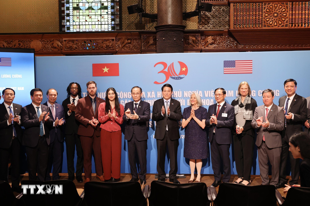 Viet Nam always bears in mind valuable support of peace-loving Americans: State President
