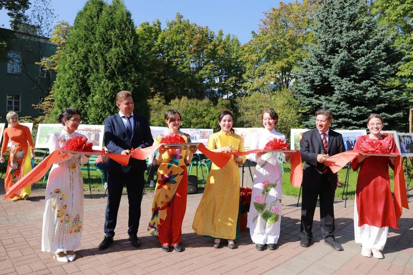 Exhibition honours President Ho Chi Minh as founder of Viet Nam–Russia friendship