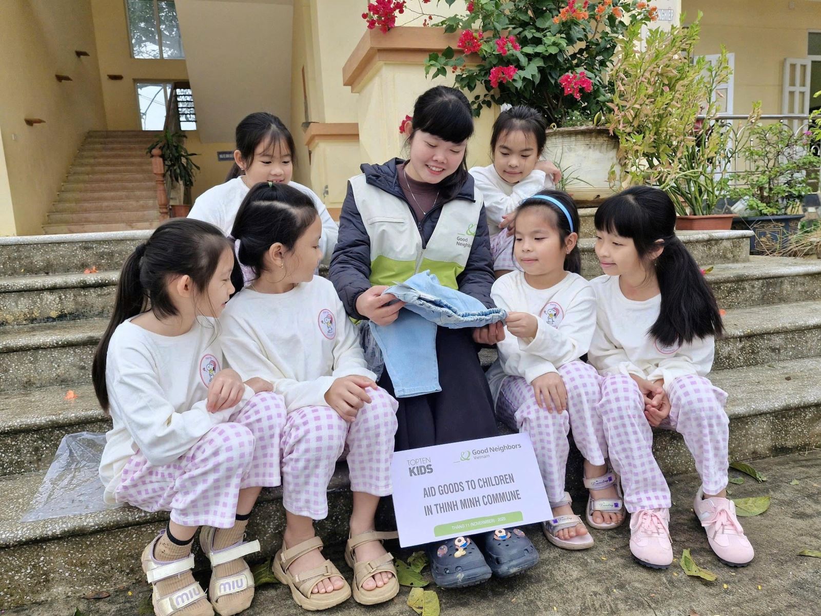 GNI tặng quần áo cho hơn 12.000 người dân xã Thịnh Minh, tỉnh Phú Thọ