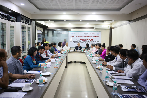 Trong khuôn khổ của Liên hoan hữu nghị nhân dân Việt Nam - Ấn Độ lần thứ 9, ngày 04/9, Đoàn đại biểu Việt Nam đã tham gia hội thảo trao đổi về tiềm năng hợp tác kinh tế Việt Nam - Ấn Độ với các doanh nhân tiêu biểu tại Chandigarh.