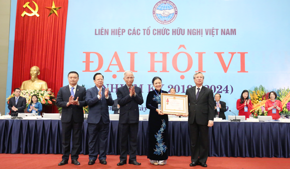Liên hiệp Hữu nghị đón nhận Huân chương Lao động hạng nhất